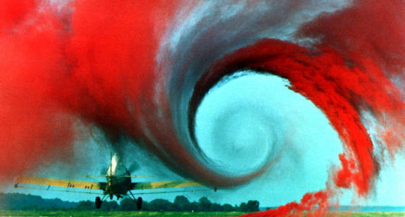 Randwirbel an einem landenden Agrarflugzeug, visualisiert mit rotem Rauch. Quelle: http://www.diam.unige.it/~irro/gallery.html